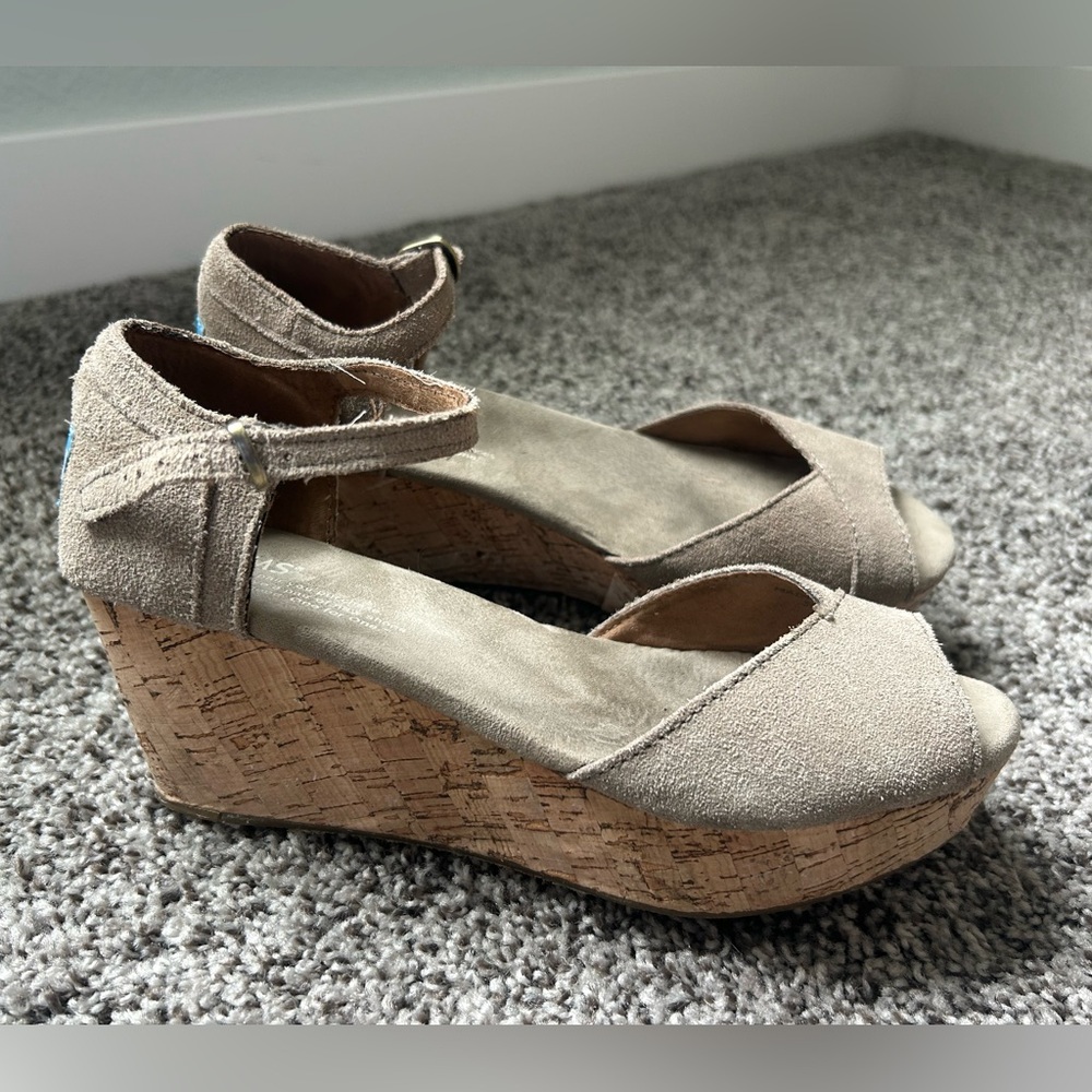 Tom’s Espadrille Wedge Sandal - 6 - Tan Suede